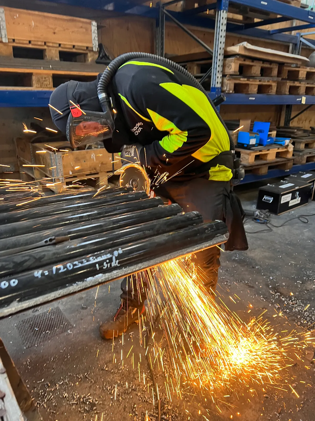 Slibning af stålrør med gnister